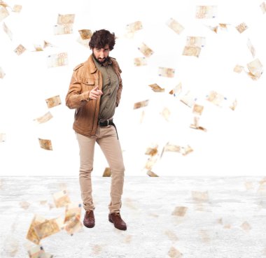 mutlu genç adam dans