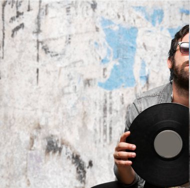 Rock yıldızı vinil disk ile