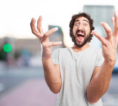 poz kutlayarak çılgın genç adam