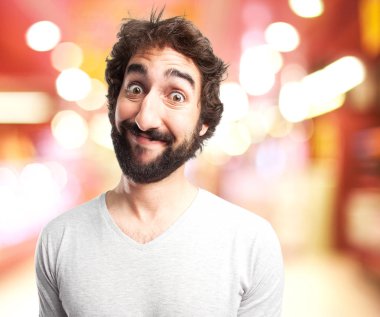 çılgın genç adam mutlu poz