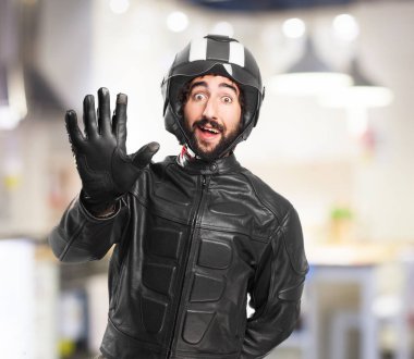 Beş numara ile mutlu motorcu