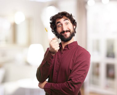 mutlu genç adam fikir sahip olmak