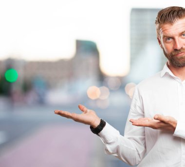 mutlu genç adam gösteren jest