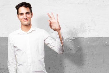 Tamam işareti ile gurur genç adam