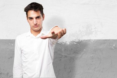 kızgın genç adam işaretçi açık