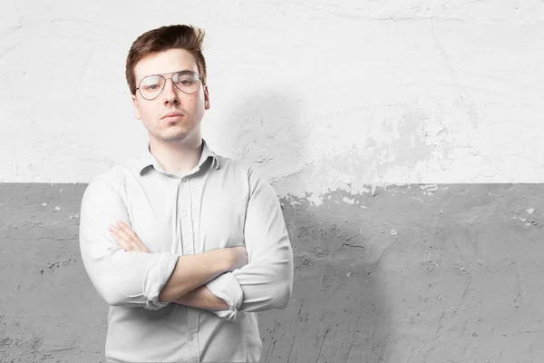 Fier jeune homme en défi pose — Photo