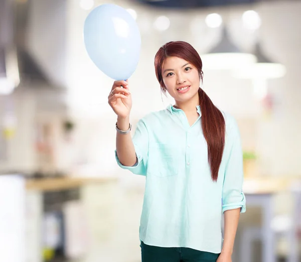 Wanita cina bahagia dengan balon — Stok Foto