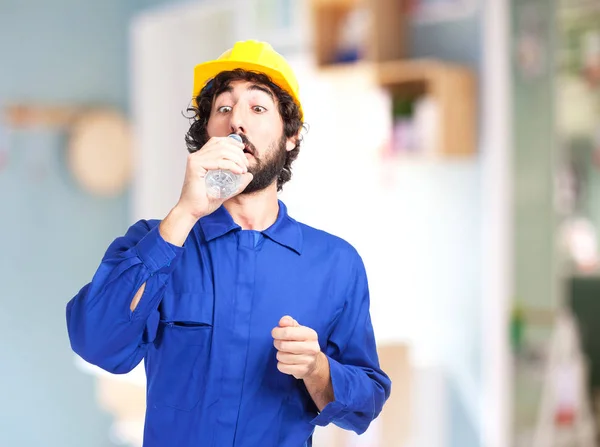 Gelukkig werknemer man met fles water — Stockfoto