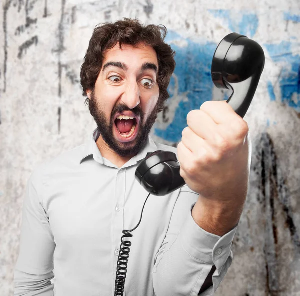Angry young man met telefoon — Stockfoto
