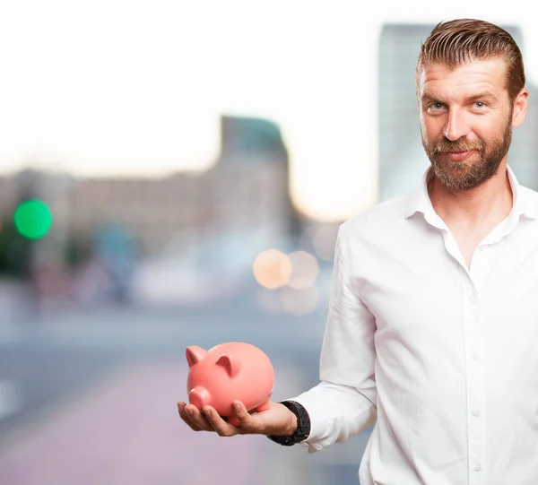 Glücklicher junger Mann mit Sparschwein — Stockfoto