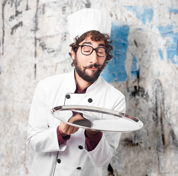 Homem cozinheiro feliz com bandeja de prata — Fotografia de Stock