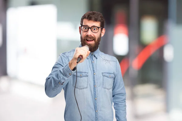 Glücklicher junger Mann mit Mikrofon — Stockfoto