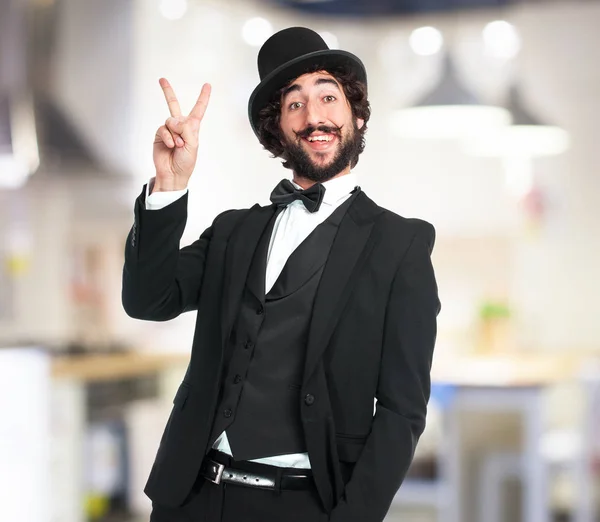 Homem feliz com gesto de vitória — Fotografia de Stock