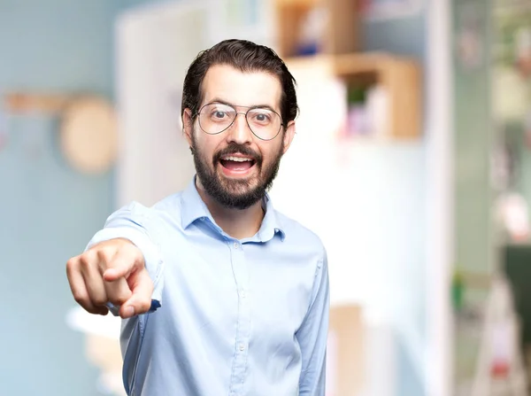 Jovem feliz apontando frente — Fotografia de Stock