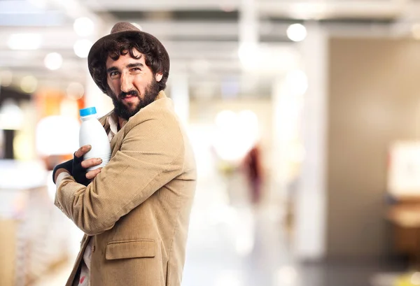 Hombre sin hogar enojado con leche — Foto de Stock