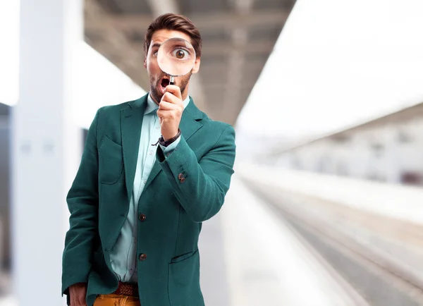 Hombre de negocios buscando con lupa — Foto de Stock