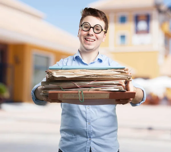 Pazzo giovane uomo con i file — Foto Stock