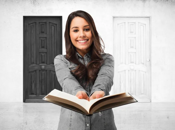 Feliz joven con libro pequeño —  Fotos de Stock