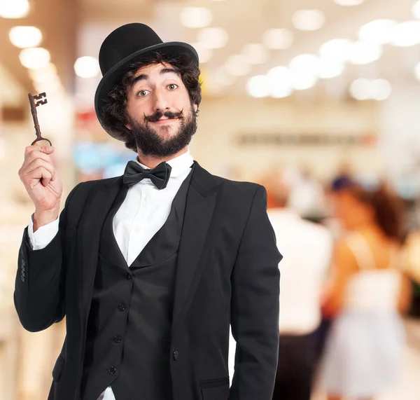 Homem feliz com chave vintage — Fotografia de Stock