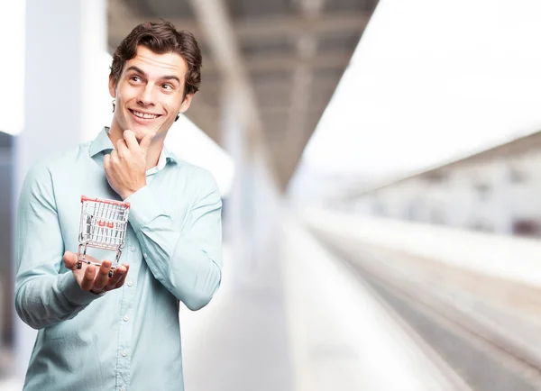 Hombre de negocios feliz con carrito de compras — Foto de Stock