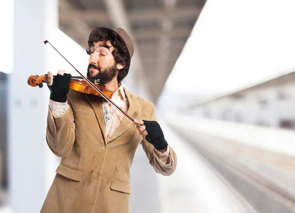 Homem sem-teto feliz com violino — Fotografia de Stock