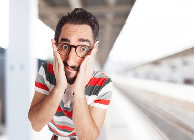 çılgın genç adam korkmuş poz