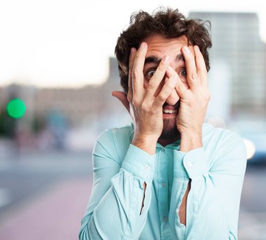 genç adam yüz kapsayan korkuttu