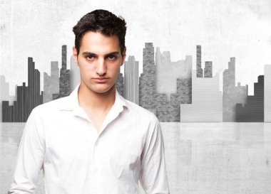 Gülümseyen genç adam