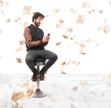 adam bar tabure üstünde hareket eden telefon ile