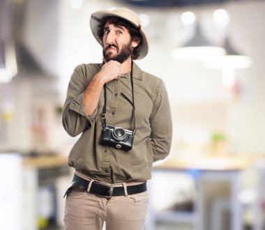 işareti şüphe ile deli explorer adam