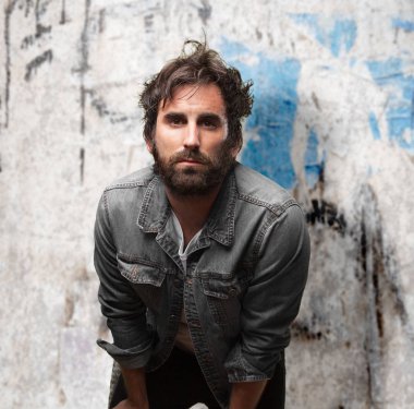 gururlu genç adam mutlu poz