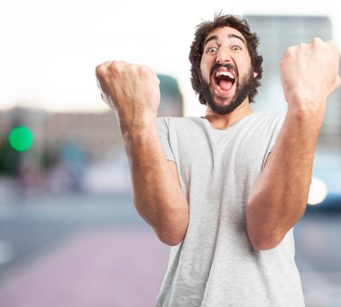 poz kutlayarak çılgın genç adam