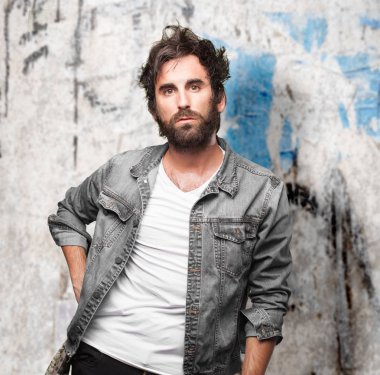 gururlu genç adam mutlu poz