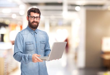 dizüstü bilgisayar ile mutlu bir genç adam