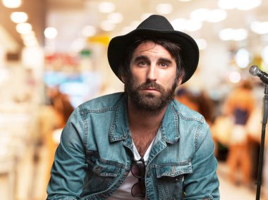 mikrofon ile mutlu rockstar