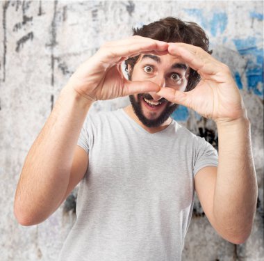 şaşırmış genç adam arıyorum