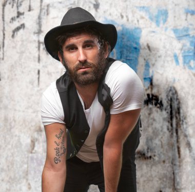 gurur rock yıldızı kızgın poz