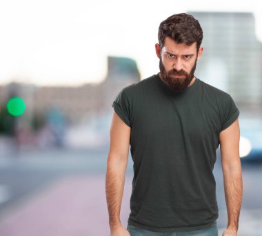 kızgın genç adam kabuk işareti ile