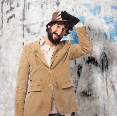 mutlu genç adam hasır şapka ile