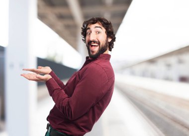 mutlu genç adam gösteren jest