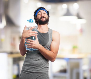 su şişesi ile yorgun spor adamı