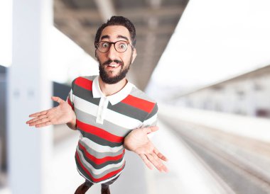 endişeli genç adam şaşkın ifade ile