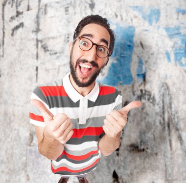 Tamam işareti ile çılgın genç adam