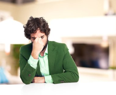 yorgun işadamı masada oturan