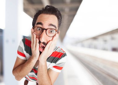 çılgın genç adam korkmuş poz