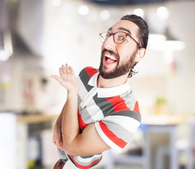 çılgın genç adam gösteren jest 