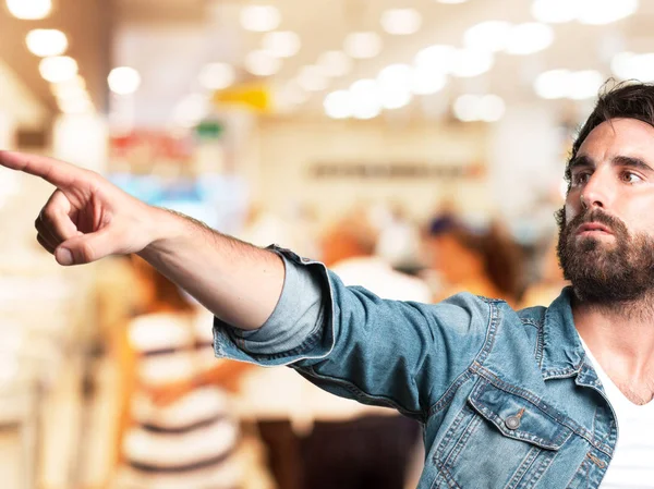 Orgulloso joven apuntando al frente — Foto de Stock