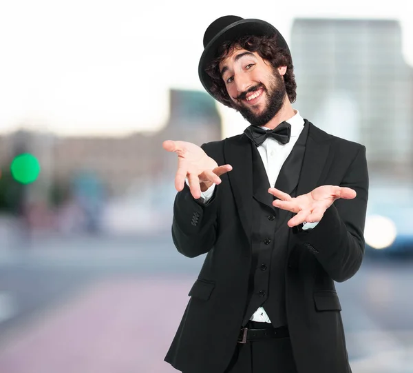 Homem feliz mostrando gesto — Fotografia de Stock