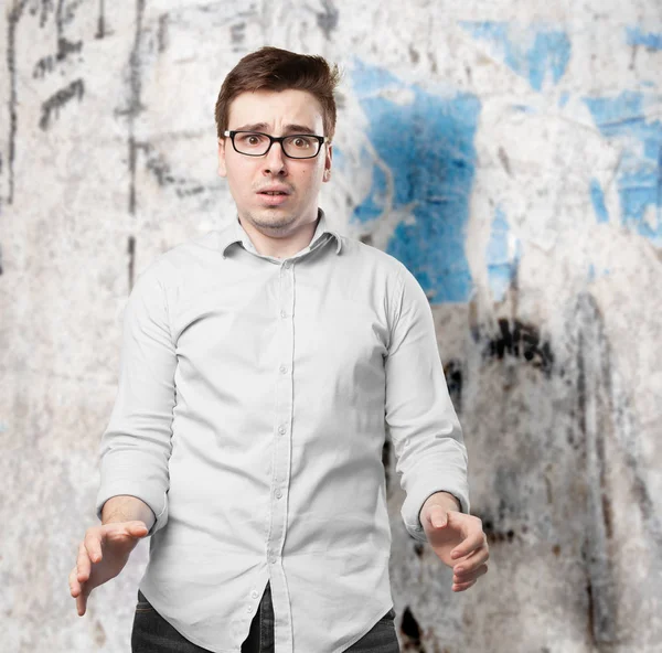 Joven asustado en pose preocupada — Foto de Stock