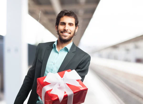 Glücklicher Geschäftsmann mit Geschenk — Stockfoto